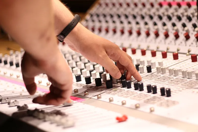 Dead Air, Deliberately: Inside the American Podcast Studios Learning to Edit With Silence
